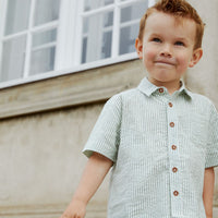 Het Copenhagen Colors seersucker shirt in de kleur green cream stripe is een prachtige blouse met korte mouwen. Het shirt is gemaakt van biologisch katoen, perfect voor warme zomerdagen. VanZus.