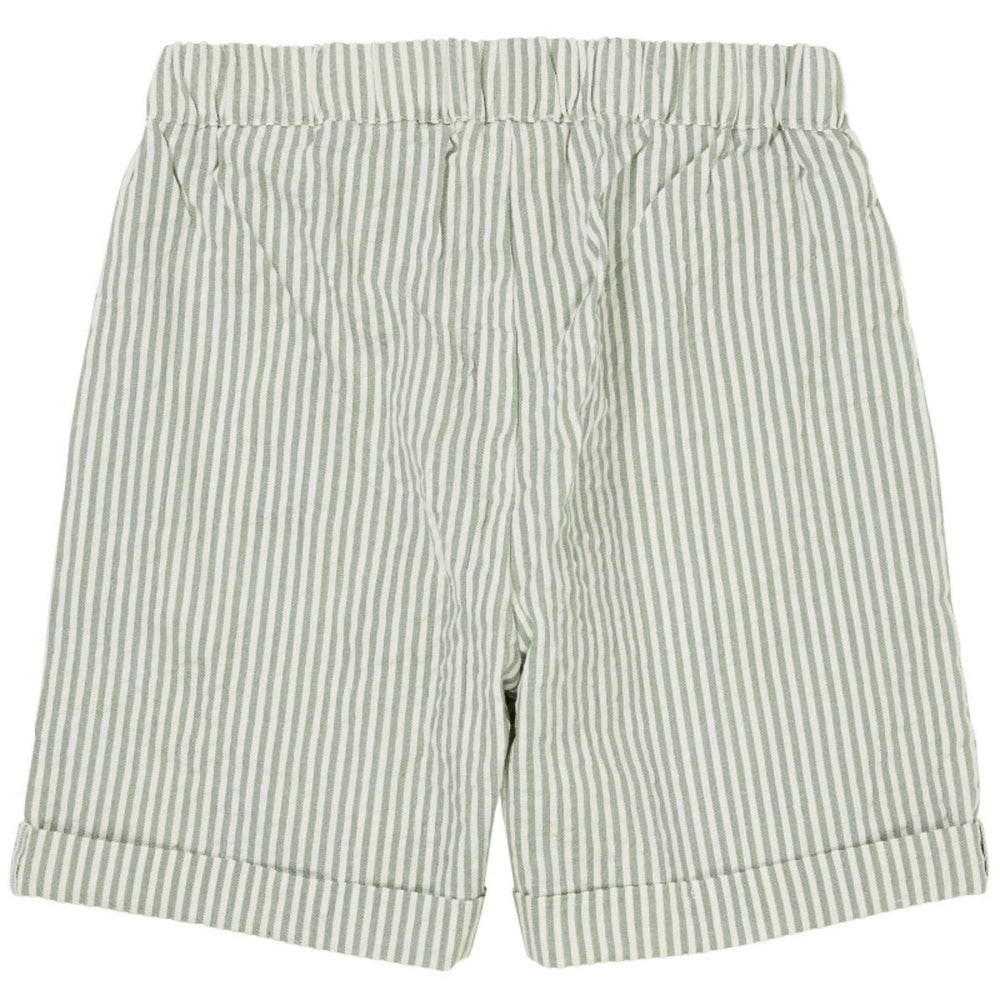 Het Copenhagen Colors seersucker short sporty in de kleur green cream stripe is een super mooi shortje voor zomerse dagen. Het shortje is unisex en kan dus zowel door meisjes als jongens worden gedragen. VanZus.