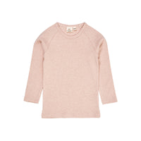 Dit shirt met lange mouwen in de kleur old rose melange van het merk Copenhagen Colors is het perfecte basis shirtje om mooie outfits mee te creëren. De longsleeve is ontzettend zacht. Het shirtje is namelijk gemaakt van 100% organisch katoen. VanZus