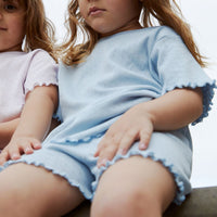 De Copenhagen Colors summer pointelle short in de kleur dusty blue is een heerlijke korte broek voor de warme zomerdagen. Het shortje ziet er erg leuk uit draagt super comfortabel. VanZus.