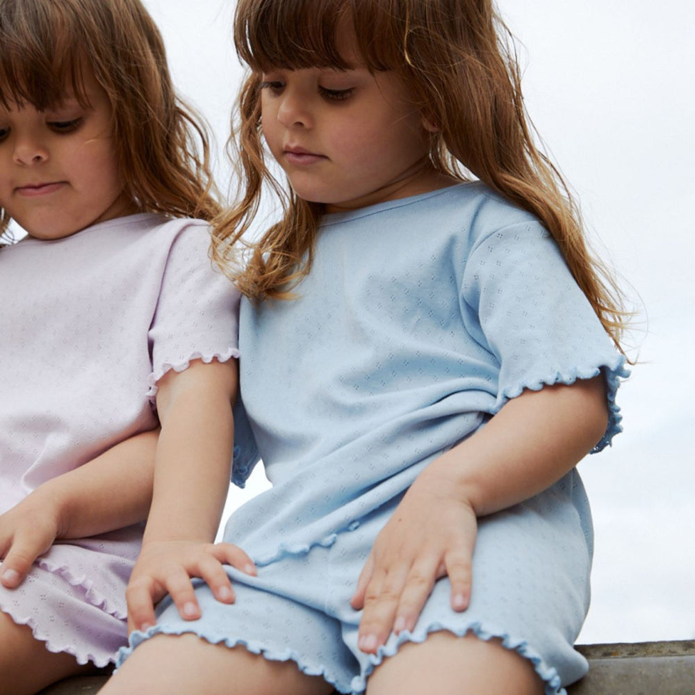 De Copenhagen Colors summer pointelle t-shirt in de kleur dusty blue is een heerlijk luchtig shirtje voor de warme zomerdagen. Het shirtje ziet er erg leuk uit draagt super comfortabel. VanZus.