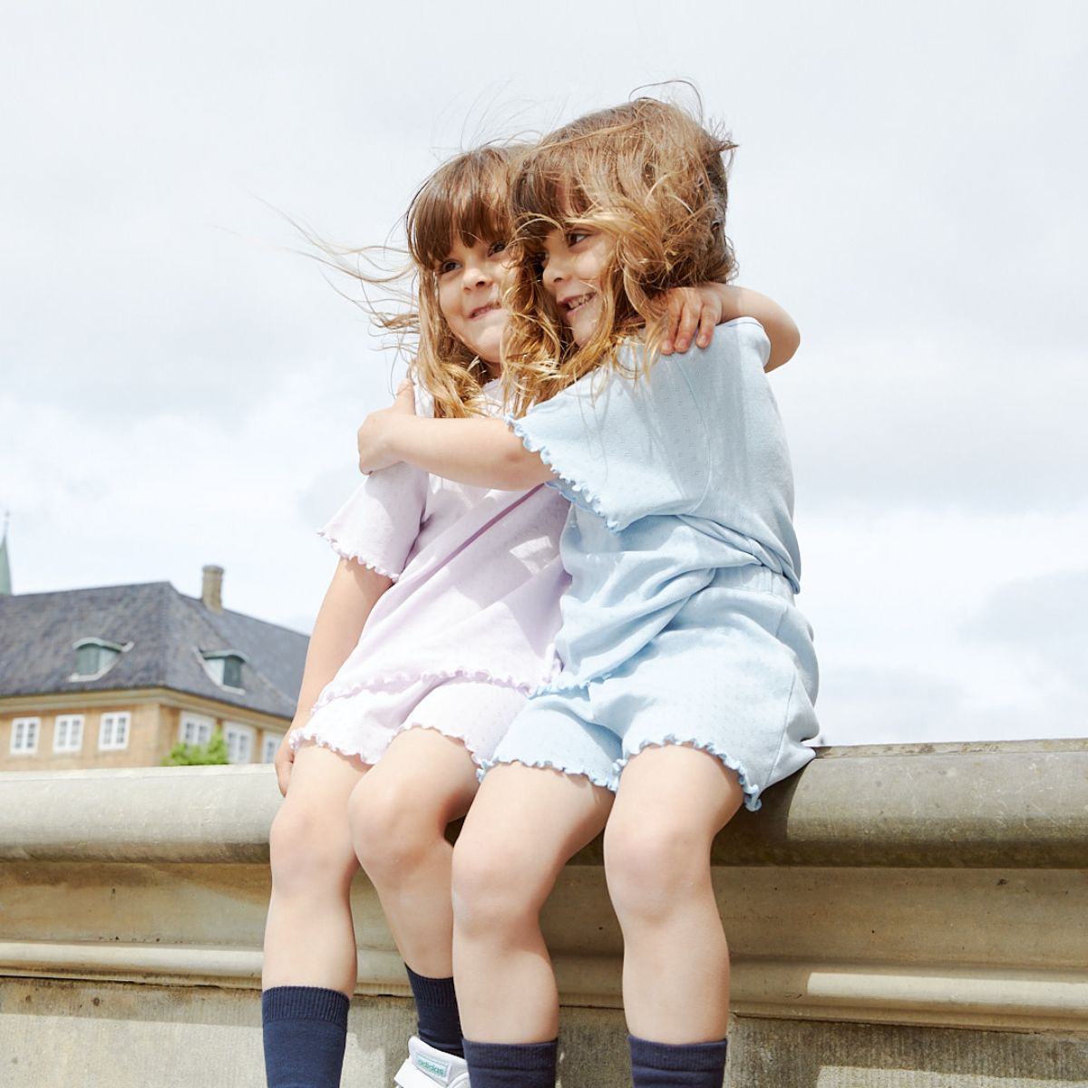 De Copenhagen Colors summer pointelle t-shirt in de kleur dusty blue is een heerlijk luchtig shirtje voor de warme zomerdagen. Het shirtje ziet er erg leuk uit draagt super comfortabel. VanZus.