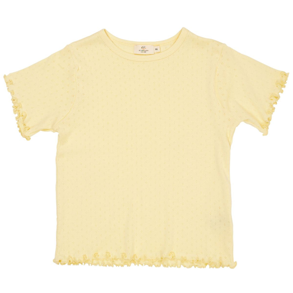 De Copenhagen Colors summer pointelle t-shirt in de kleur light yellow is een heerlijk luchtig shirtje voor de warme zomerdagen. Het shirtje ziet er erg leuk uit draagt super comfortabel. VanZus.