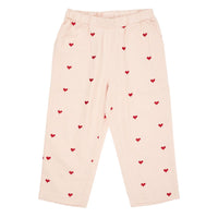 De Copenhagen Colors twill heart broek in de kleur dusty rose berry hearts is een super leuke broek voor alle kindjes die dol zijn op hartjes. De broek draagt heel fijn want hij is gemaakt van biologisch katoen. VanZus.