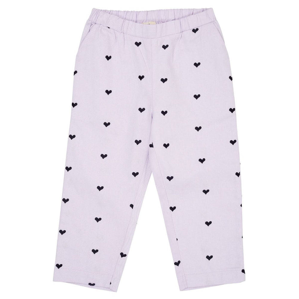 De Copenhagen Colors twill heart broek in de kleur lavender navy hearts is een super leuke broek voor alle kindjes die dol zijn op hartjes. De broek draagt heel fijn want hij is gemaakt van biologisch katoen. VanZus.