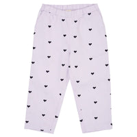 De Copenhagen Colors twill heart broek in de kleur lavender navy hearts is een super leuke broek voor alle kindjes die dol zijn op hartjes. De broek draagt heel fijn want hij is gemaakt van biologisch katoen. VanZus.