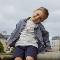 Het Copenhagen Colors twill jasje in de kleur navy stripe is een super leuke musthave voor de lente en winter. Dit leuke jasje is ideaal om te dragen als jasje of vestje tijdens tussen de seizoenen door. VanZus.