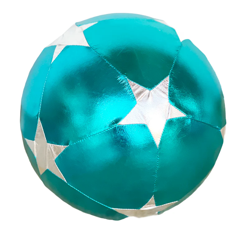 De kleine bal starry blue & silver van Ratatam betovert kinderen met zijn kleurrijke ontwerp vol sterretjes. Compact, lichtgewicht en duurzaam – perfect voor binnen- en buitenspeelplezier. VanZus