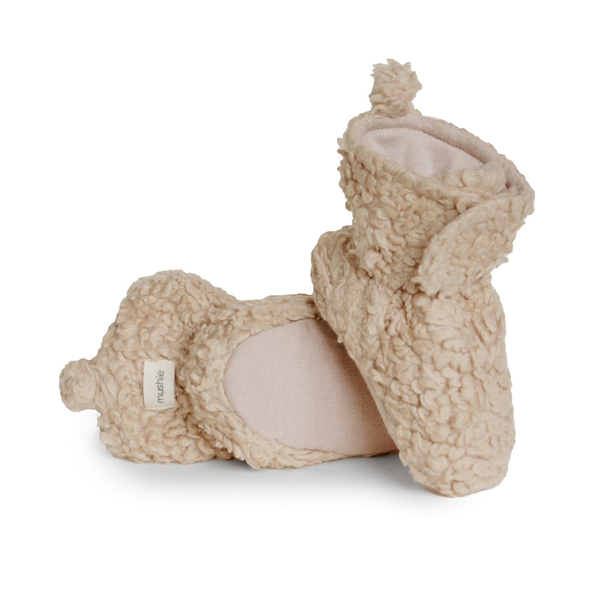 Schattig & comfortabel: de cozy baby booties in oatmeal van Mushie. Gemaakt van zacht materiaal, voor warme en knusse voetjes. Ideaal voor dagelijks gebruik. Verkrijgbaar in diverse maten. VanZus