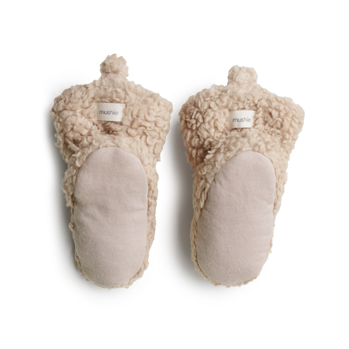 Schattig & comfortabel: de cozy baby booties in oatmeal van Mushie. Gemaakt van zacht materiaal, voor warme en knusse voetjes. Ideaal voor dagelijks gebruik. Verkrijgbaar in diverse maten. VanZus