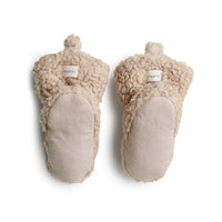 Schattig & comfortabel: de cozy baby booties in oatmeal van Mushie. Gemaakt van zacht materiaal, voor warme en knusse voetjes. Ideaal voor dagelijks gebruik. Verkrijgbaar in diverse maten. VanZus