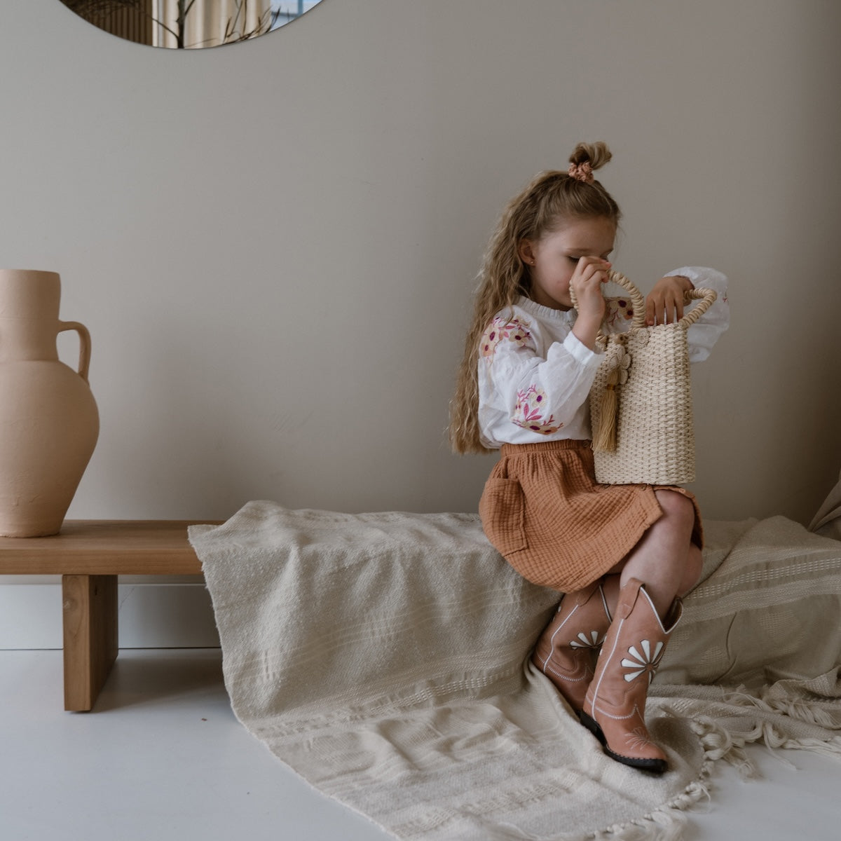 We weten zeker dat zowel jij als je kind verliefd zullen worden op dit lieve vieve rokje in de kleur biscuit van het merk Navy Natural. Het rokje is lekker flowy en zit luchtig. Het is het perfecte rokje om zomerse en feestelijke outfits mee samen te stellen. VanZus