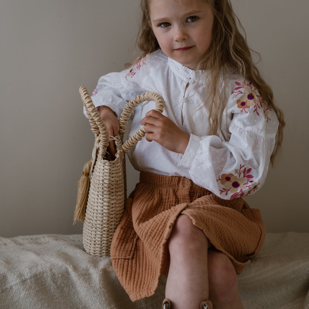 We weten zeker dat zowel jij als je kind verliefd zullen worden op dit lieve vieve rokje in de kleur biscuit van het merk Navy Natural. Het rokje is lekker flowy en zit luchtig. Het is het perfecte rokje om zomerse en feestelijke outfits mee samen te stellen. VanZus