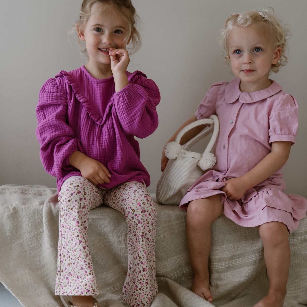 Hoe zou jij dit roze schattige blousje stylen? De faye Navy Natural faye blouse blue ontzettend veelzijdig en ziet er heel leuk uit! De blouse heeft een roze kleur en is voorzien van schattige details die dit blousje een echte eyecatcher maken. VanZus