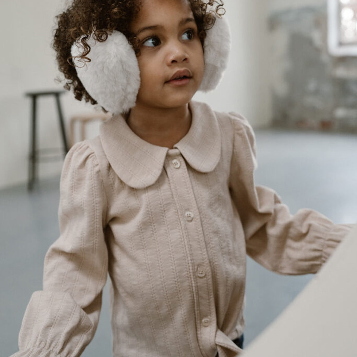 Shop de Navy Natural faye blouse in crème snel om de meest trendy outfits voor het najaar samen te stellen! De zandkleurige blouse heeft een mooie subtiele kleur en aan de onderzijde een trendy knoopdetail. De peterpankraag en het elastiek langs de mouwen geven de blouse een romantische look. VanZus