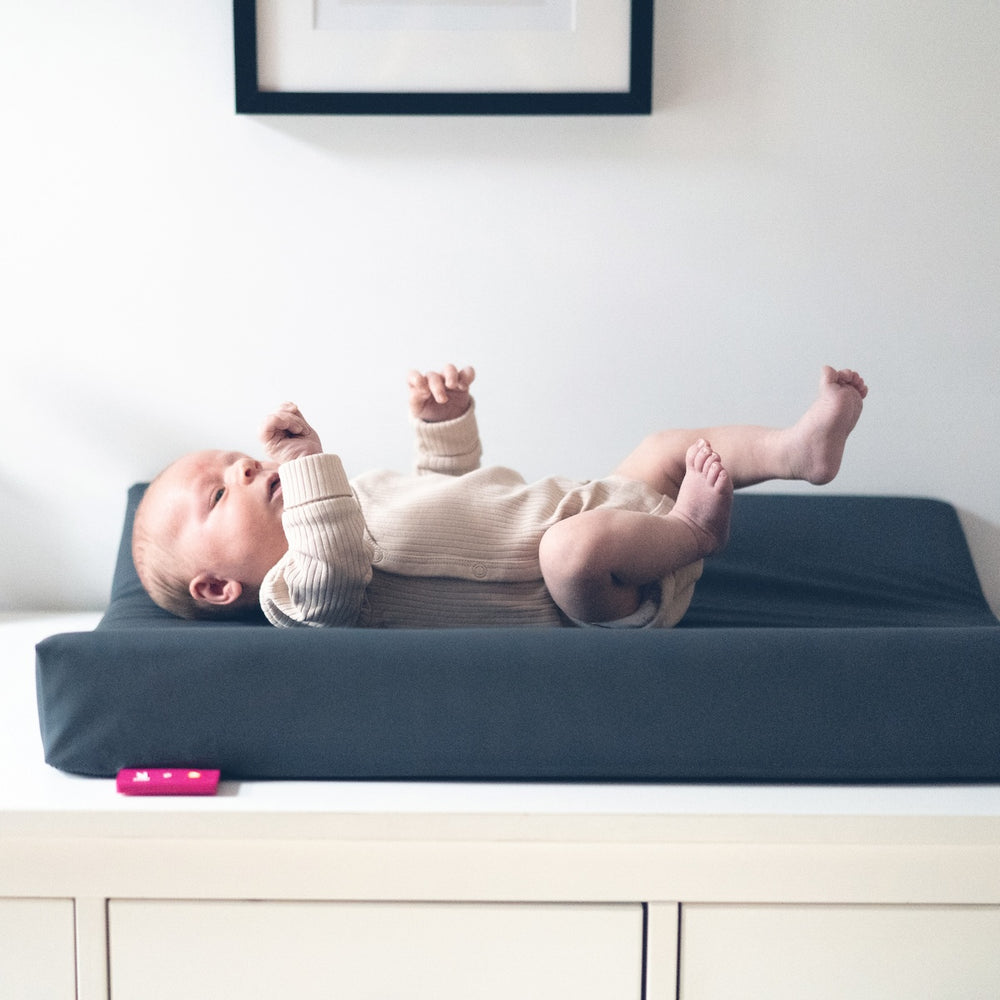 Met het verwarmde aankleedkussen van Wumby ligt je baby comfortabel en heerlijk warm tijdens het verschonen of aankleden. In het midden van het kussen zit het verwarmingselement die binnen één minuut op temperatuur is. VanZus