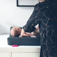 Met het verwarmde aankleedkussen van Wumby ligt je baby comfortabel en heerlijk warm tijdens het verschonen of aankleden. In het midden van het kussen zit het verwarmingselement die binnen één minuut op temperatuur is. VanZus