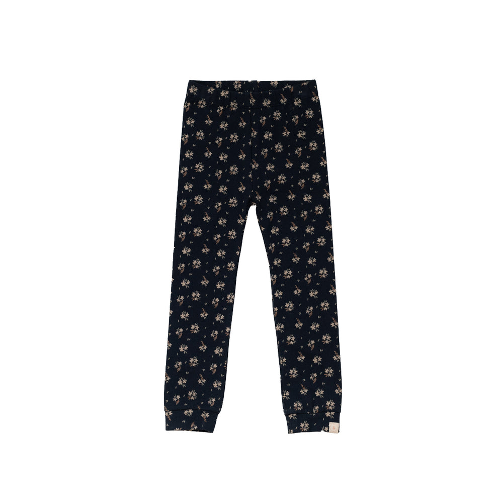 De legging navy flower van Navy Natural is meteen eyecatcher voor de outfit van je kindje.  Heerlijk comfortabel, maar ook een trendy item door de fraaie kleur en de bloemenprint. De legging is goed te combineren met de andere items uit de collectie van Navy Natural.  VanZus