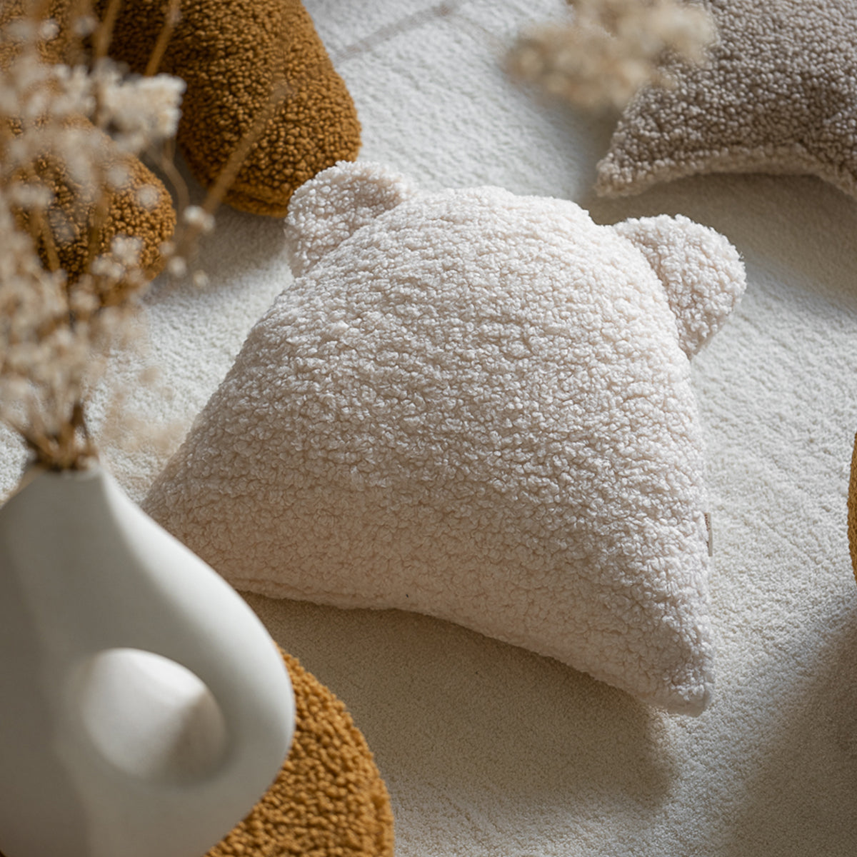 Het Wigiwama bear kussen cream white is het perfecte accessoire voor op de kamer van je kindje. Dit kussen is niet alleen heerlijk zacht maar ziet er ook super leuk uit. Het kussen heeft namelijk twee oortjes en lijkt daardoor net op een berenkopje. VanZus