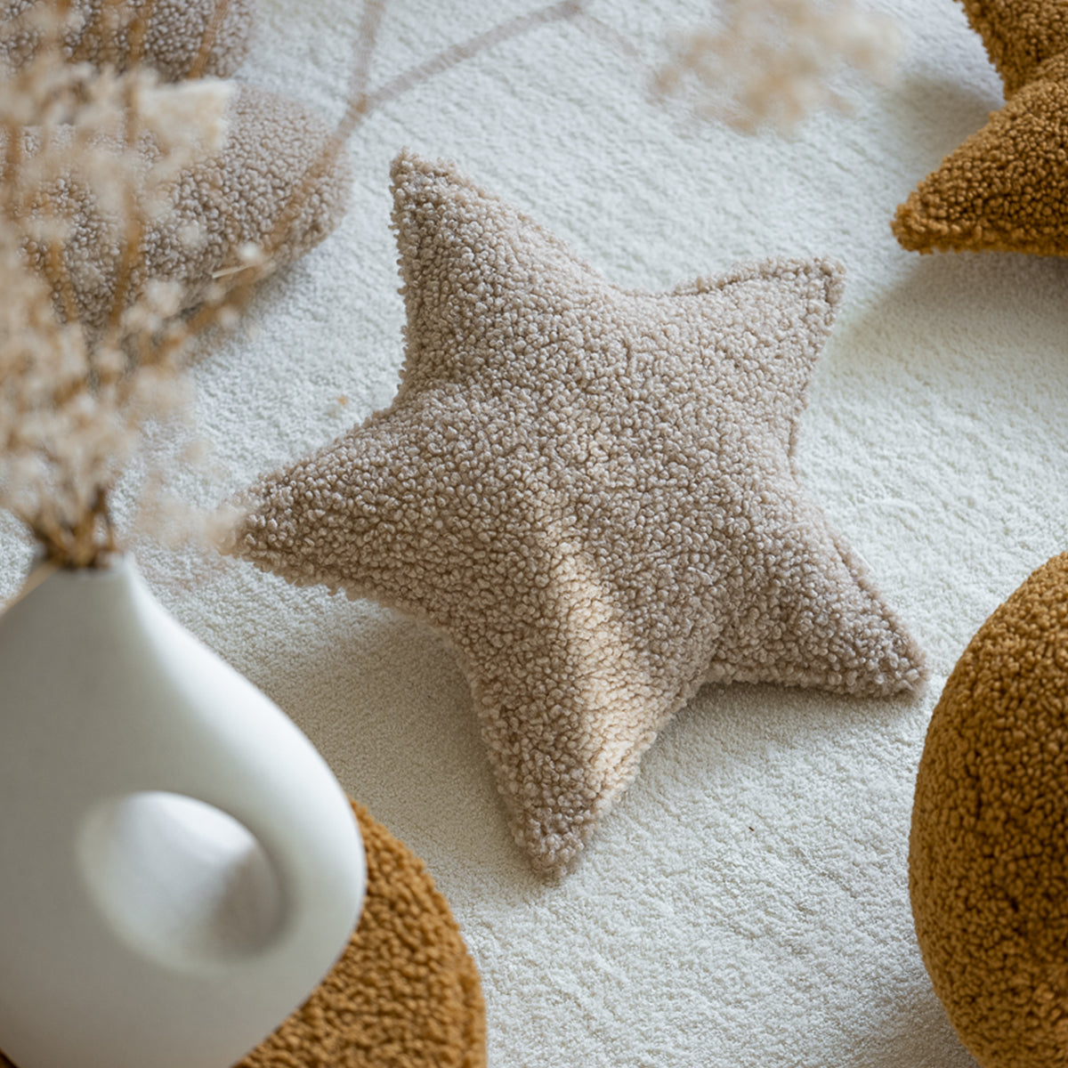 ​​Het Wigiwama star kussen biscuit is het perfecte accessoire voor op de kamer van je kindje. Dit kussen is niet alleen heerlijk zacht maar ziet er ook super leuk uit. Het kussen heeft namelijk de vorm van een ster. VanZus