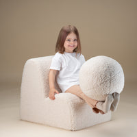 Ooh, de Wigiwama cloud stoel cream white is toch een geweldige relax stoel voor jouw kindje?! Deze stoel lijkt op een pluizige wolk en is dus super uitnodigend voor kinderen om op te gaan zitten. VanZus.