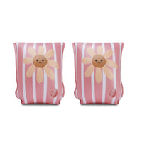 De Swim Essentials zwembandjes daisy flowers zijn onmisbaar tijdens een dagje strand of zwembad. Deze leuke zwembandjes zorgen ervoor dat jouw kindje veilig in het water kan spetteren! VanZus