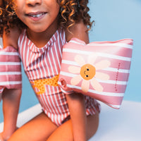 De Swim Essentials zwembandjes daisy flowers zijn onmisbaar tijdens een dagje strand of zwembad. Deze leuke zwembandjes zorgen ervoor dat jouw kindje veilig in het water kan spetteren! VanZus