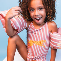 De Swim Essentials zwembandjes daisy flowers zijn onmisbaar tijdens een dagje strand of zwembad. Deze leuke zwembandjes zorgen ervoor dat jouw kindje veilig in het water kan spetteren! VanZus
