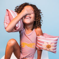 De Swim Essentials zwembandjes daisy flowers zijn onmisbaar tijdens een dagje strand of zwembad. Deze leuke zwembandjes zorgen ervoor dat jouw kindje veilig in het water kan spetteren! VanZus