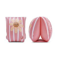 De Swim Essentials zwembandjes daisy flowers zijn onmisbaar tijdens een dagje strand of zwembad. Deze leuke zwembandjes zorgen ervoor dat jouw kindje veilig in het water kan spetteren! VanZus