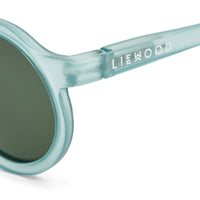 De Liewood darla zonnebril peppermint is het perfecte accessoire voor jouw kindje tijdens de lente en zomer. Deze toffe zonnebril heeft dankzij de ronde glazen een retro en speelse look. VanZus.