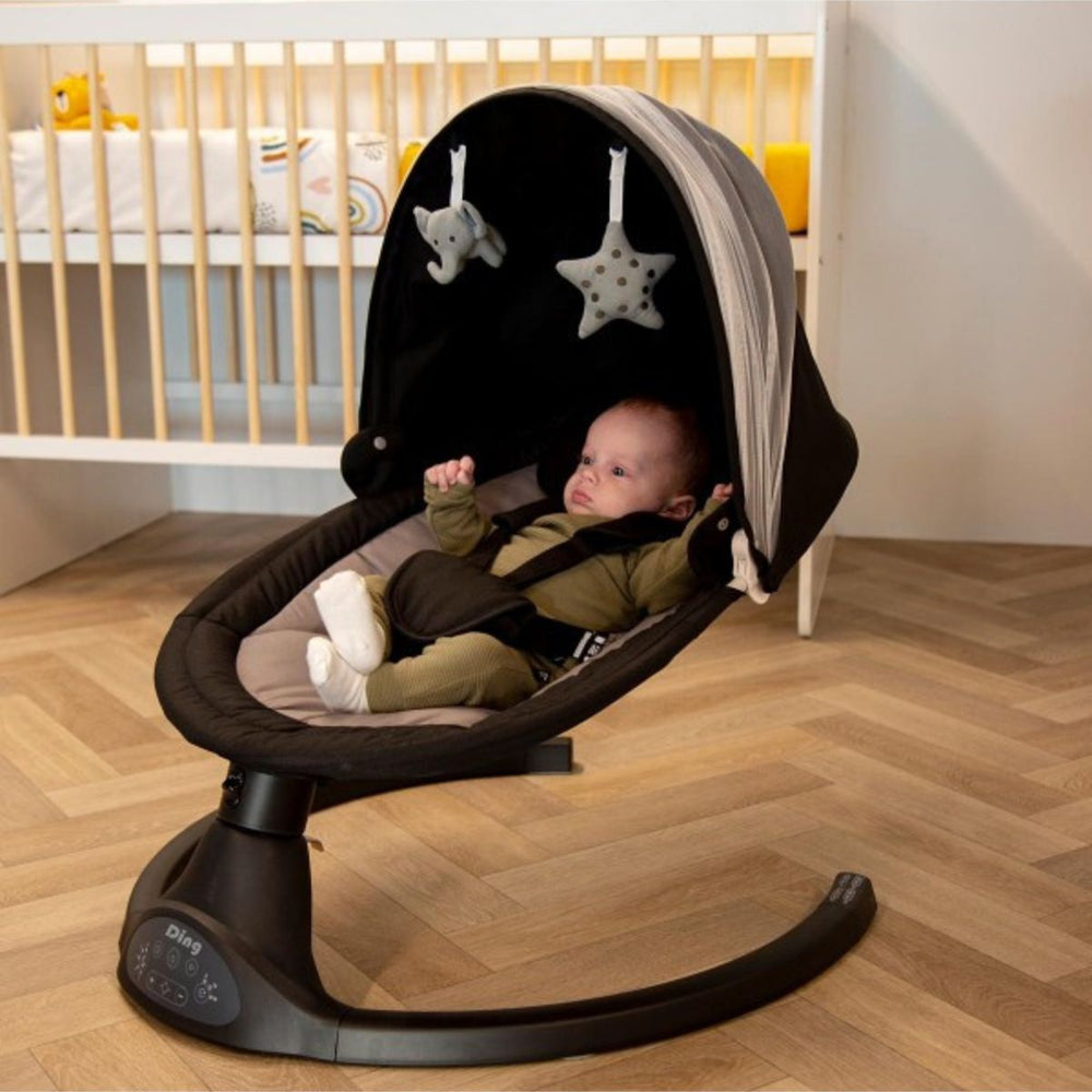 Deze hugg swing babyschommel in de kleur black van het merk Ding is ideaal om je kleintje rustig in slaap te wiegen. Ook kun je je kindje er in plaatsen om hem of haar even bezig te houden. Het schattige olifantje en de sterrenhanger zullen daar zeker bij helpen! VanZus