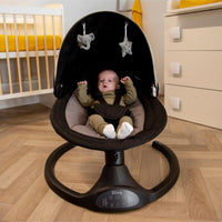 Deze hugg swing babyschommel in de kleur black van het merk Ding is ideaal om je kleintje rustig in slaap te wiegen. Ook kun je je kindje er in plaatsen om hem of haar even bezig te houden. Het schattige olifantje en de sterrenhanger zullen daar zeker bij helpen! VanZus