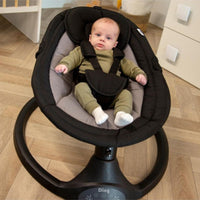 Deze hugg swing babyschommel in de kleur black van het merk Ding is ideaal om je kleintje rustig in slaap te wiegen. Ook kun je je kindje er in plaatsen om hem of haar even bezig te houden. Het schattige olifantje en de sterrenhanger zullen daar zeker bij helpen! VanZus