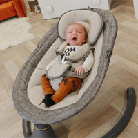 Deze hugg swing babyschommel in de kleur grey van het merk Ding is ideaal om je kleintje rustig in slaap te wiegen. Ook kun je je kindje er in plaatsen om hem of haar even bezig te houden. Het schattige olifantje en de sterrenhanger zullen daar zeker bij helpen! VanZus