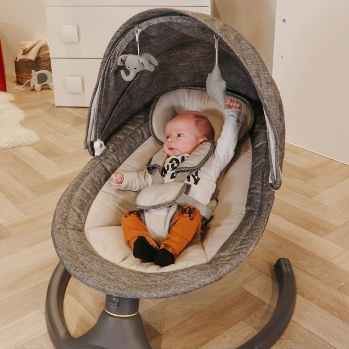 Deze hugg swing babyschommel in de kleur grey van het merk Ding is ideaal om je kleintje rustig in slaap te wiegen. Ook kun je je kindje er in plaatsen om hem of haar even bezig te houden. Het schattige olifantje en de sterrenhanger zullen daar zeker bij helpen! VanZus