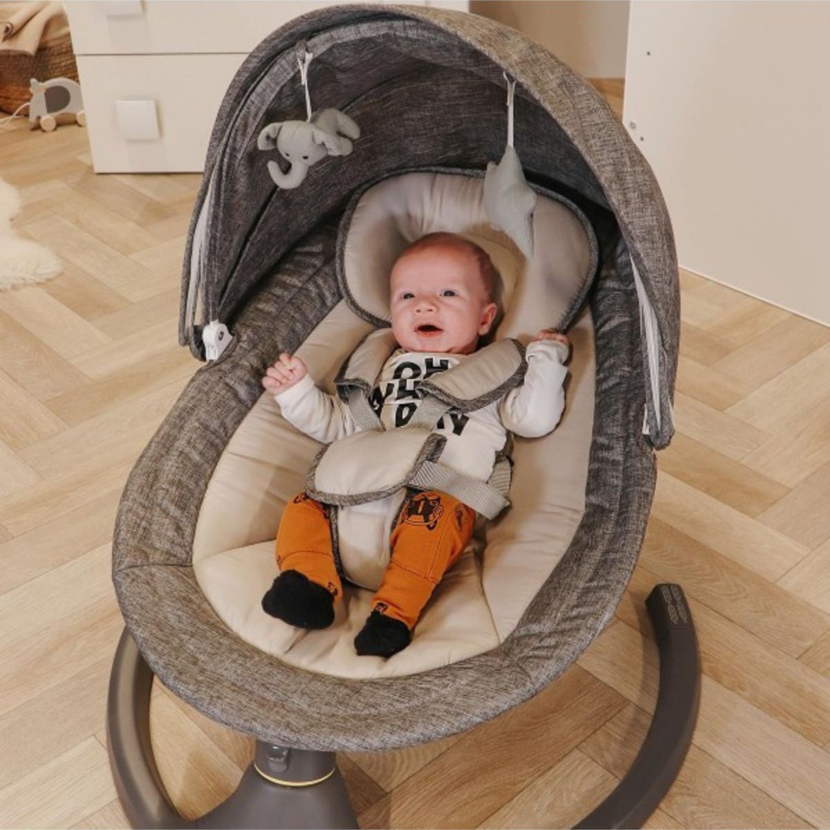 Deze hugg swing babyschommel in de kleur grey van het merk Ding is ideaal om je kleintje rustig in slaap te wiegen. Ook kun je je kindje er in plaatsen om hem of haar even bezig te houden. Het schattige olifantje en de sterrenhanger zullen daar zeker bij helpen! VanZus