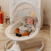 Deze hugg swing babyschommel in de kleur silver van het merk Ding is ideaal om je kleintje rustig in slaap te wiegen. Ook kun je je kindje er in plaatsen om hem of haar even bezig te houden. Het schattige olifantje en de sterrenhanger zullen daar zeker bij helpen! VanZus