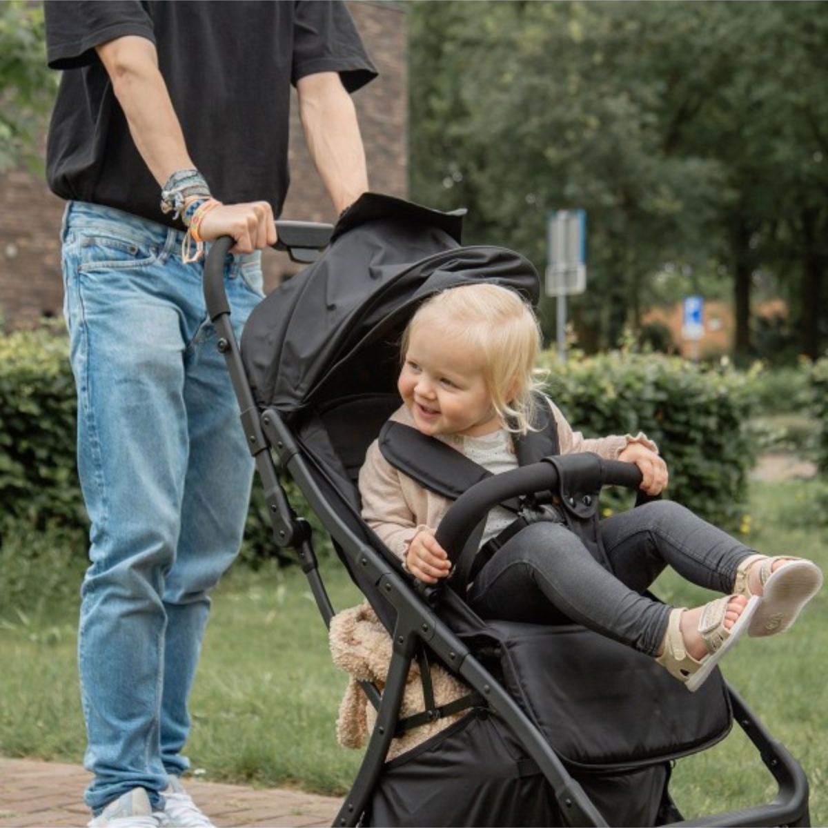 De remi buggy in black van Ding is perfect voor elk terrein. Geschikt vanaf 0- 22 kg. Met o.a. handig inklapsysteem, verstelbare rugleuning, voetensteun, zonnekap, valbeugel, tuigje en boodschappenmand. VanZus