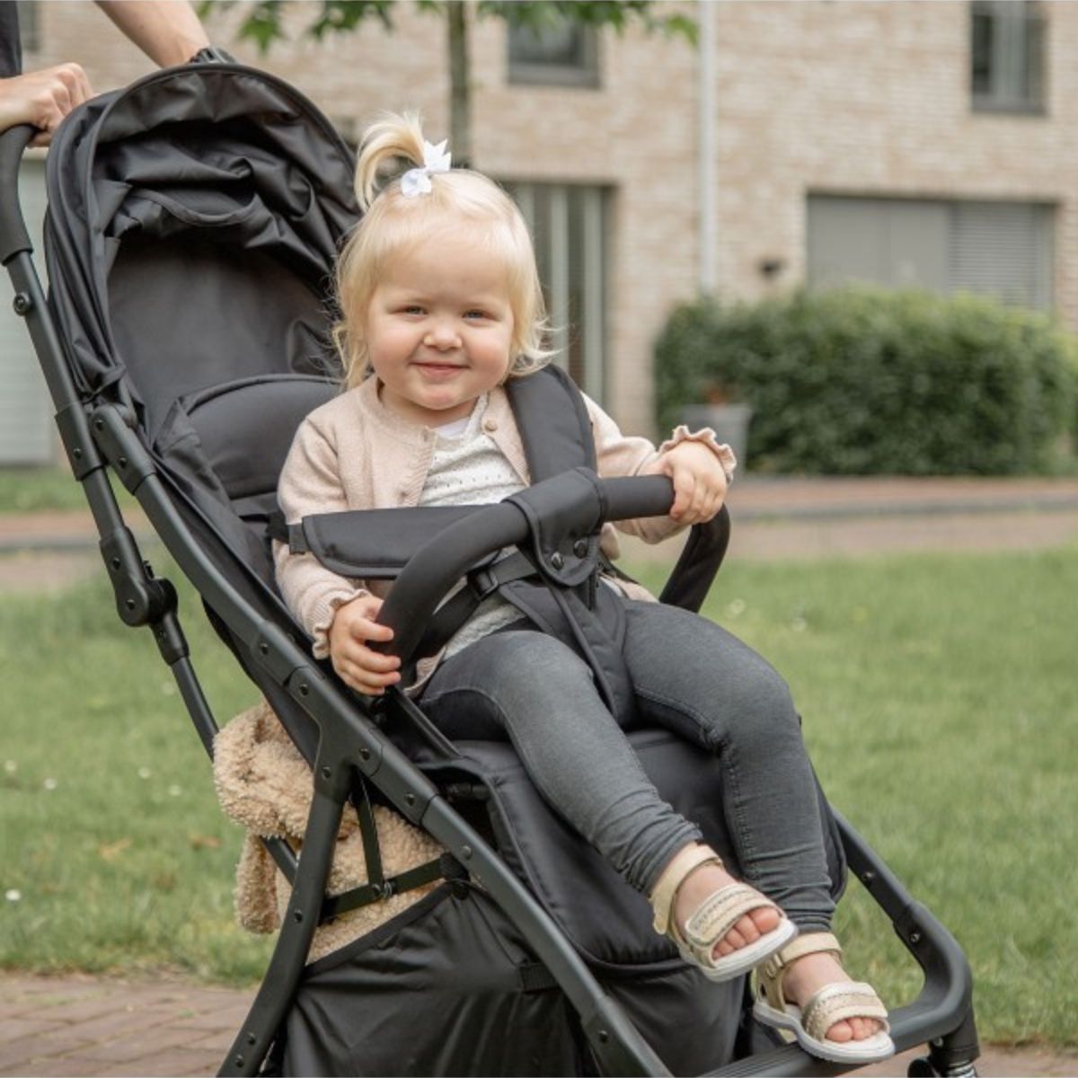 De remi buggy in black van Ding is perfect voor elk terrein. Geschikt vanaf 0- 22 kg. Met o.a. handig inklapsysteem, verstelbare rugleuning, voetensteun, zonnekap, valbeugel, tuigje en boodschappenmand. VanZus