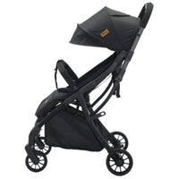 De remi buggy in black van Ding is perfect voor elk terrein. Geschikt vanaf 0- 22 kg. Met o.a. handig inklapsysteem, verstelbare rugleuning, voetensteun, zonnekap, valbeugel, tuigje en boodschappenmand. VanZus