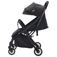 De remi buggy in black van Ding is perfect voor elk terrein. Geschikt vanaf 0- 22 kg. Met o.a. handig inklapsysteem, verstelbare rugleuning, voetensteun, zonnekap, valbeugel, tuigje en boodschappenmand. VanZus