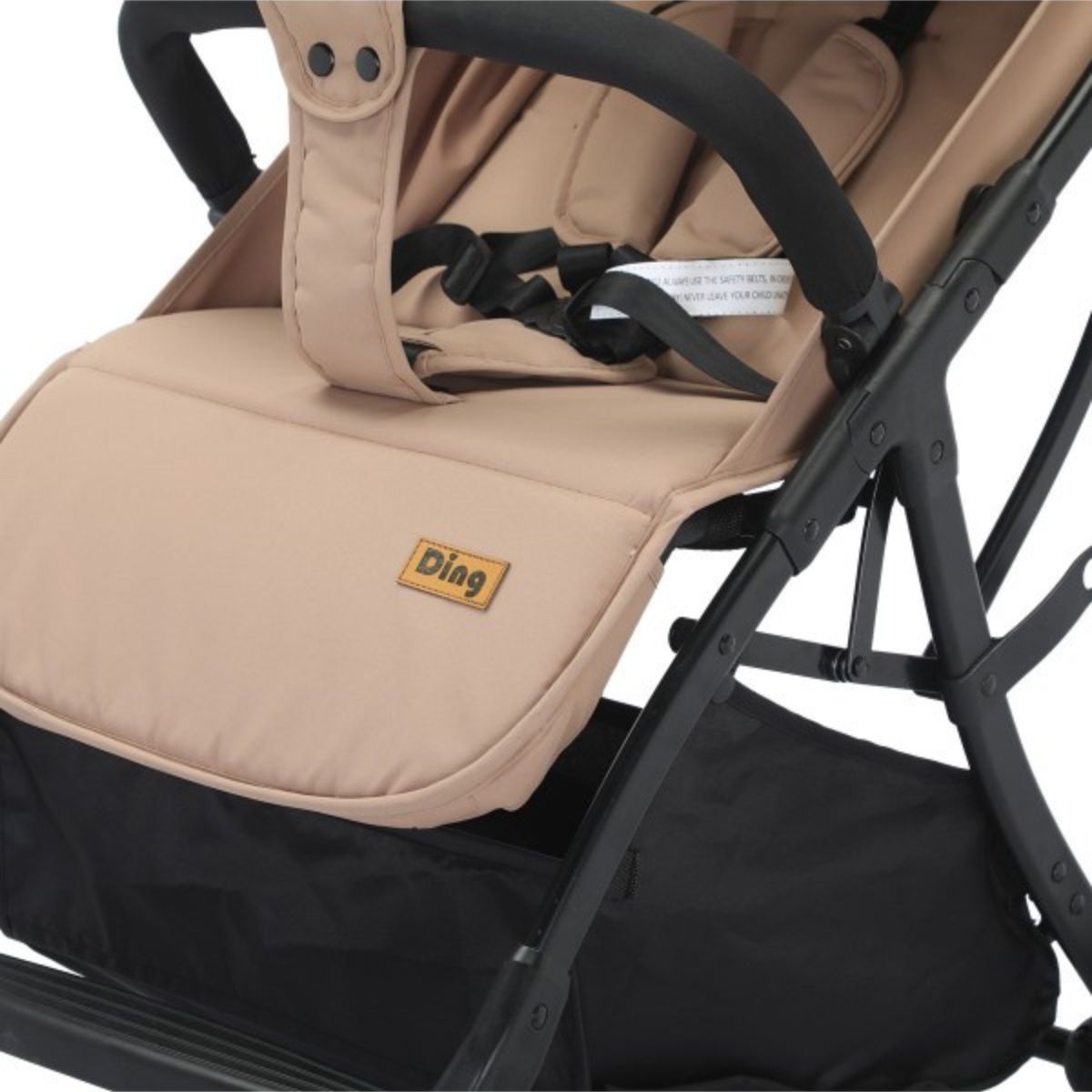 De remi buggy in camel van Ding is perfect voor elk terrein. Geschikt vanaf de geboorte tot 22 kg. Met o.a. verstelbare rugleuning, voetensteun, zonnekap, valbeugel, tuigje en boodschappenmand. VanZus