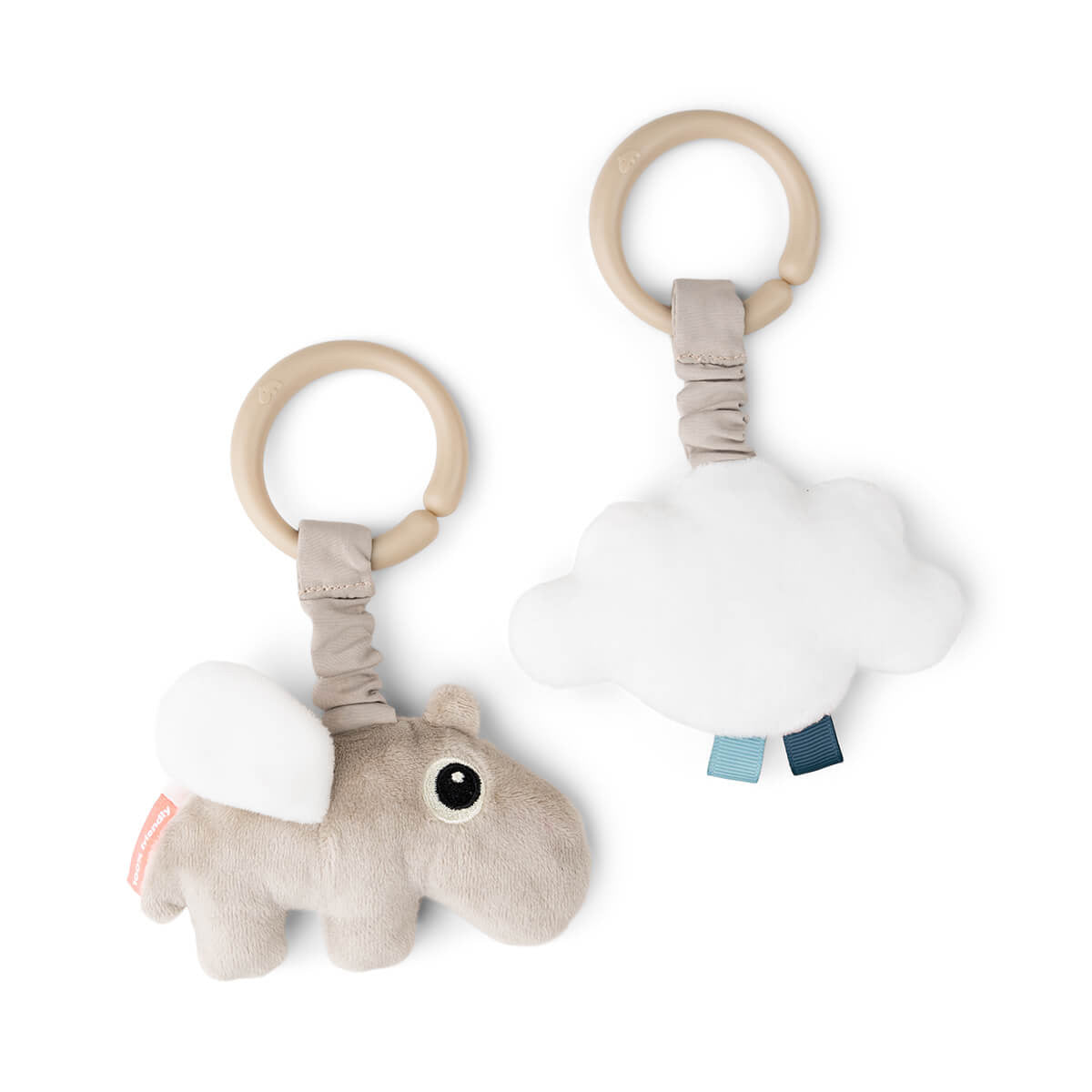 Ga op ontdekkingstocht met de Done by Deer 2-pack activiteitenhangers happy clouds! Activiteitenspeeltje Ozzo het nijlpaard heeft een rammelaar en de wolk maakt een sensorisch knispergeluid. VanZus.