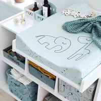 Hoe lief is dit aankleedkussen in de variant dreamy dots blue van het merk Done by Deer? Dit schattige aankleedkussen zal sowieso geweldig staan in het interieur van de kinderkamer en is ook nog eens heel praktisch! VanZus