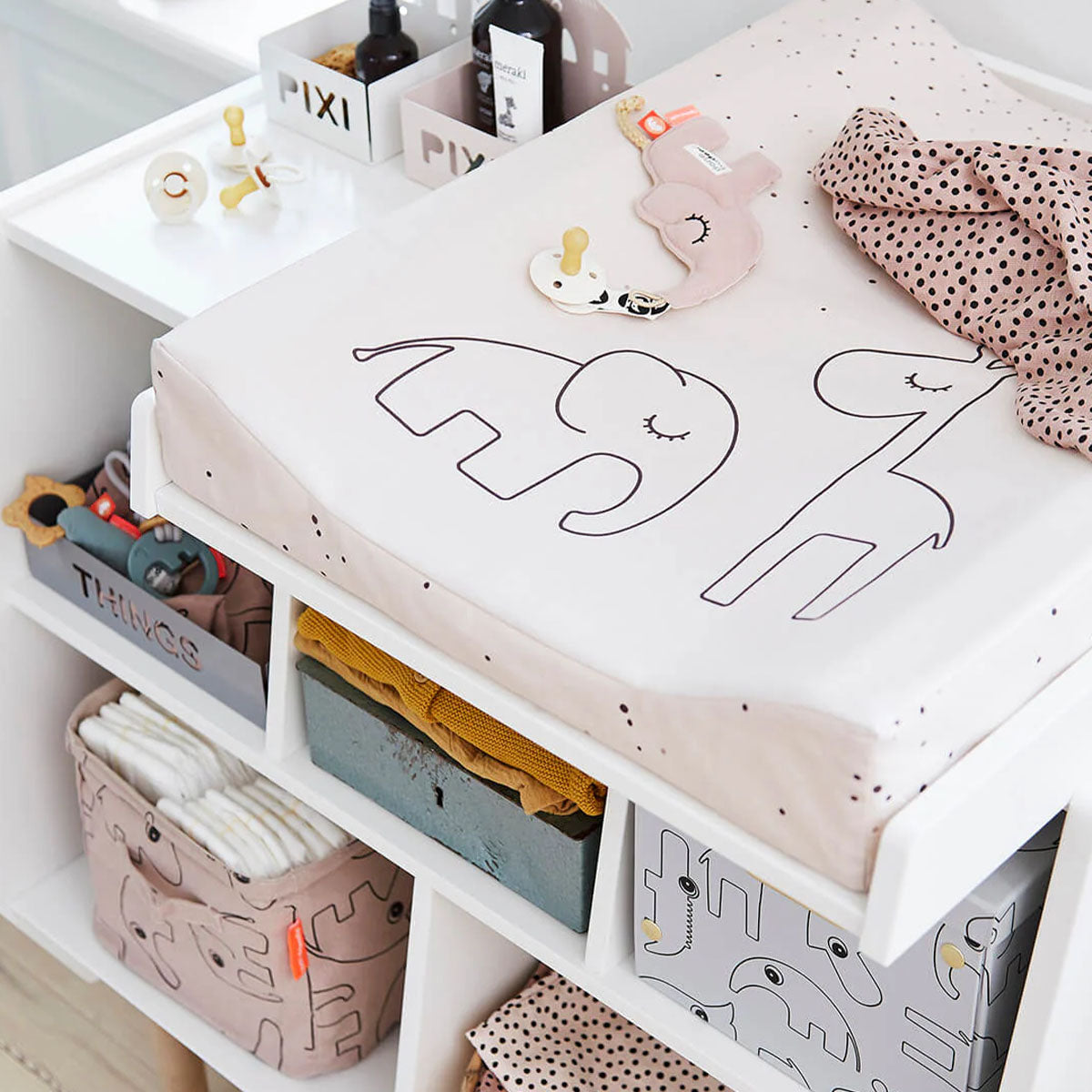 Hoe lief is dit aankleedkussen in de variant dreamy dots powder van het merk Done by Deer? Dit schattige aankleedkussen zal sowieso geweldig staan in het interieur van de kinderkamer en is ook nog eens heel praktisch! VanZus