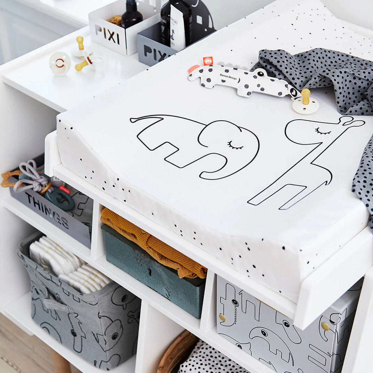 Hoe lief is dit aankleedkussen in de variant dreamy dots white van het merk Done by Deer? Dit schattige aankleedkussen zal sowieso geweldig staan in het interieur van de kinderkamer en is ook nog eens heel praktisch! VanZus