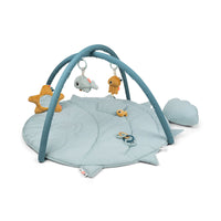 Jouw kleintje kan heerlijk liggen en spelen op deze fantastische babygym in de variant sea friends blue van het merk Done by Deer. Deze schattige babygym is inclusief mat in een schattige kogelvis vorm. VanZus