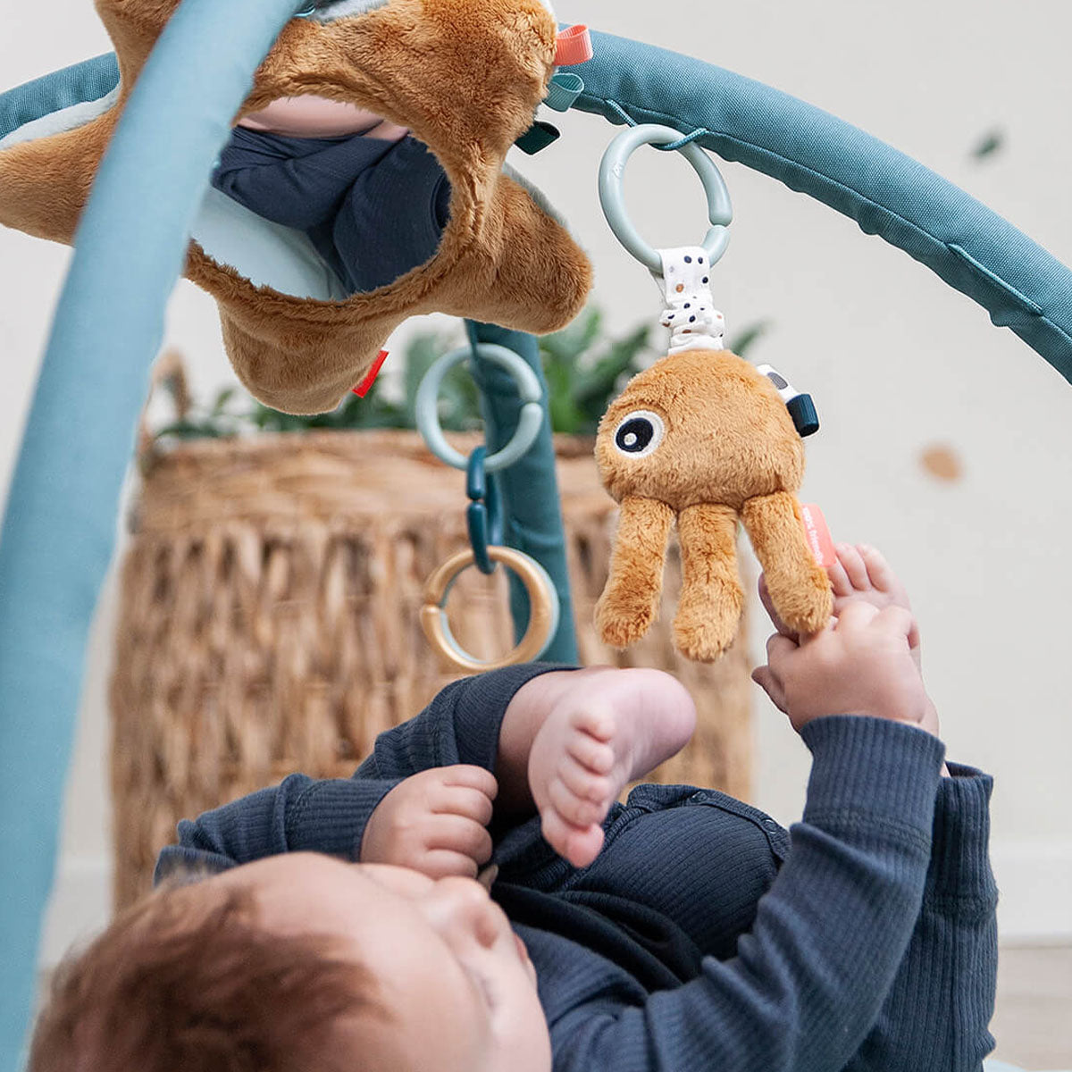 Jouw kleintje kan heerlijk liggen en spelen op deze fantastische babygym in de variant sea friends blue van het merk Done by Deer. Deze schattige babygym is inclusief mat in een schattige kogelvis vorm. VanZus