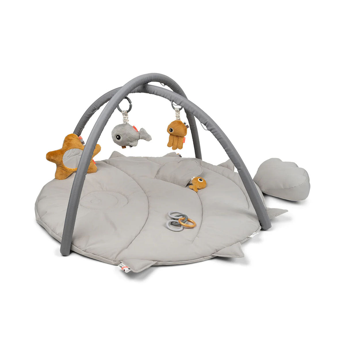 Jouw kleintje kan heerlijk liggen en spelen op deze fantastische babygym in de variant sea friends grey van het merk Done by Deer. Deze schattige babygym is inclusief mat in een schattige kogelvis vorm. VanZus